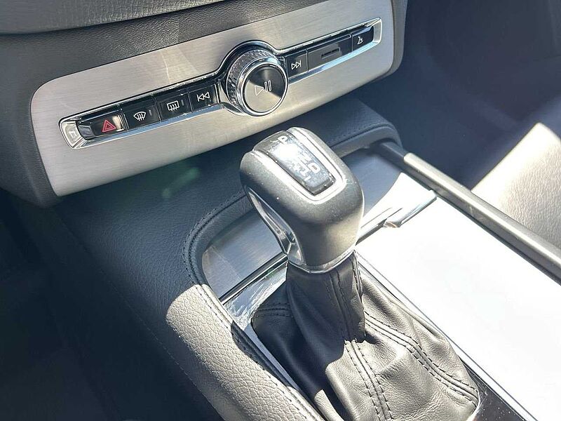 Volvo  T6 AWD Momentum (6-Seat)
